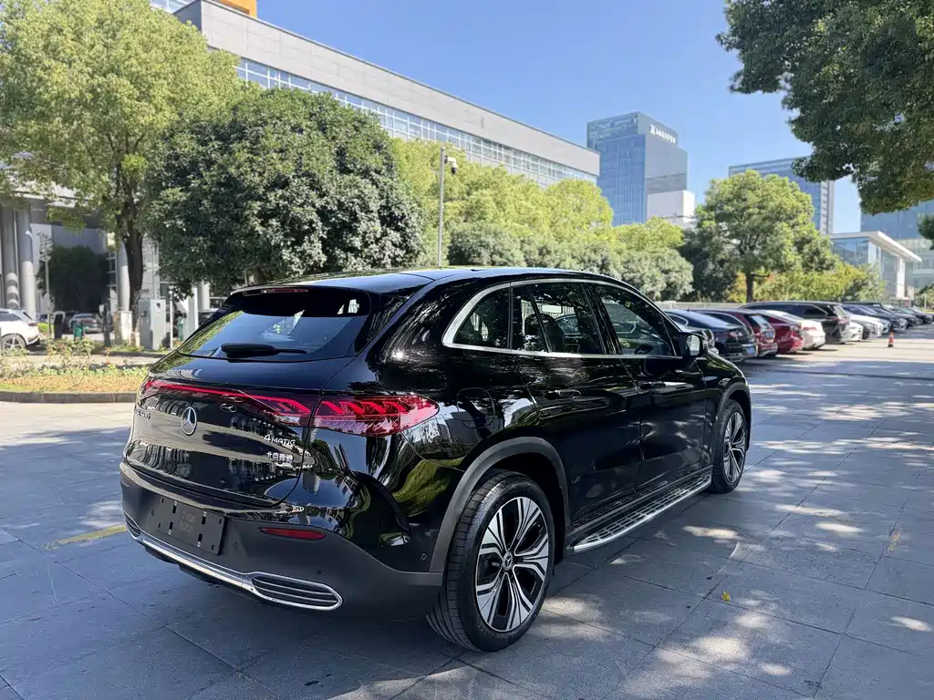 Mercedes-Benz EQE SUV — миниатюра 6