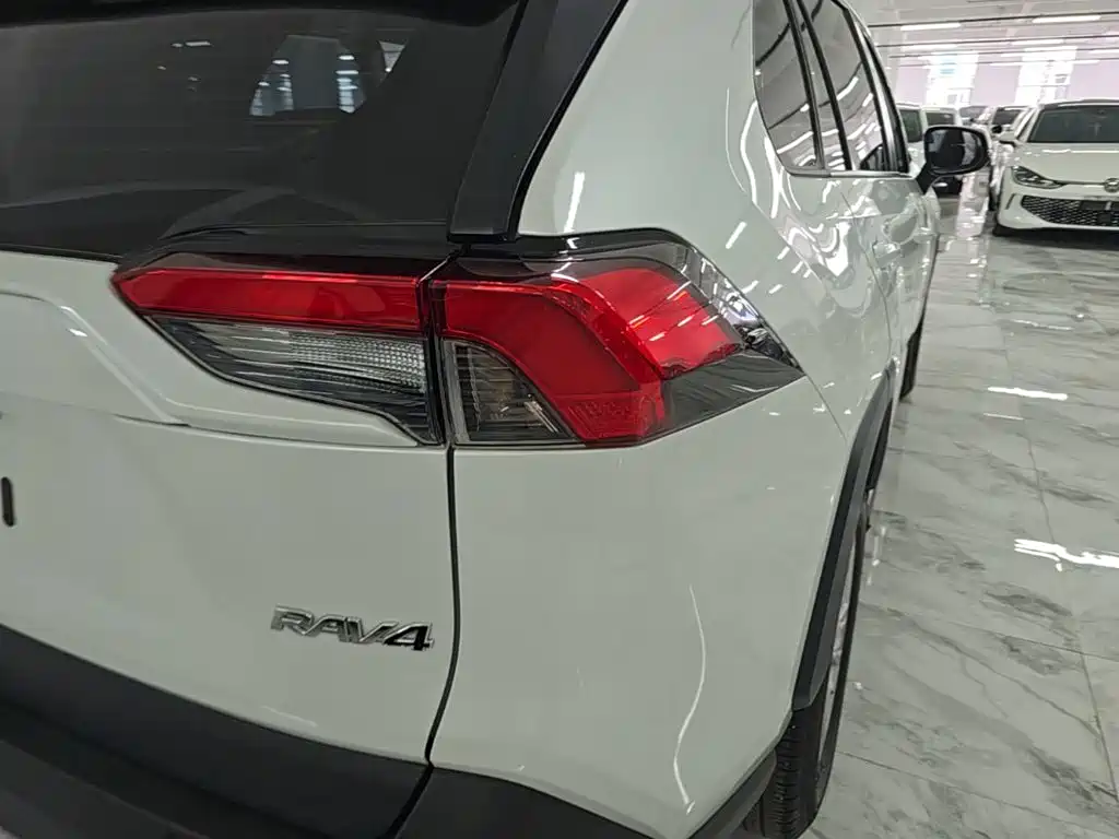 Toyota RAV4 — миниатюра 8