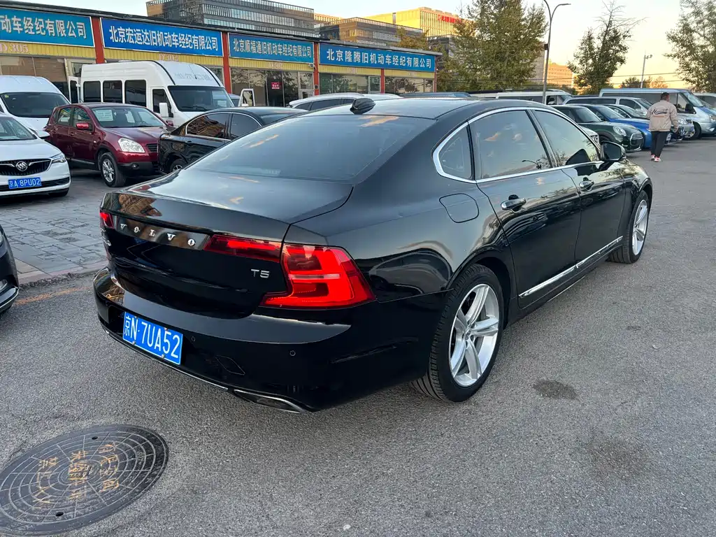 VOLVO S90