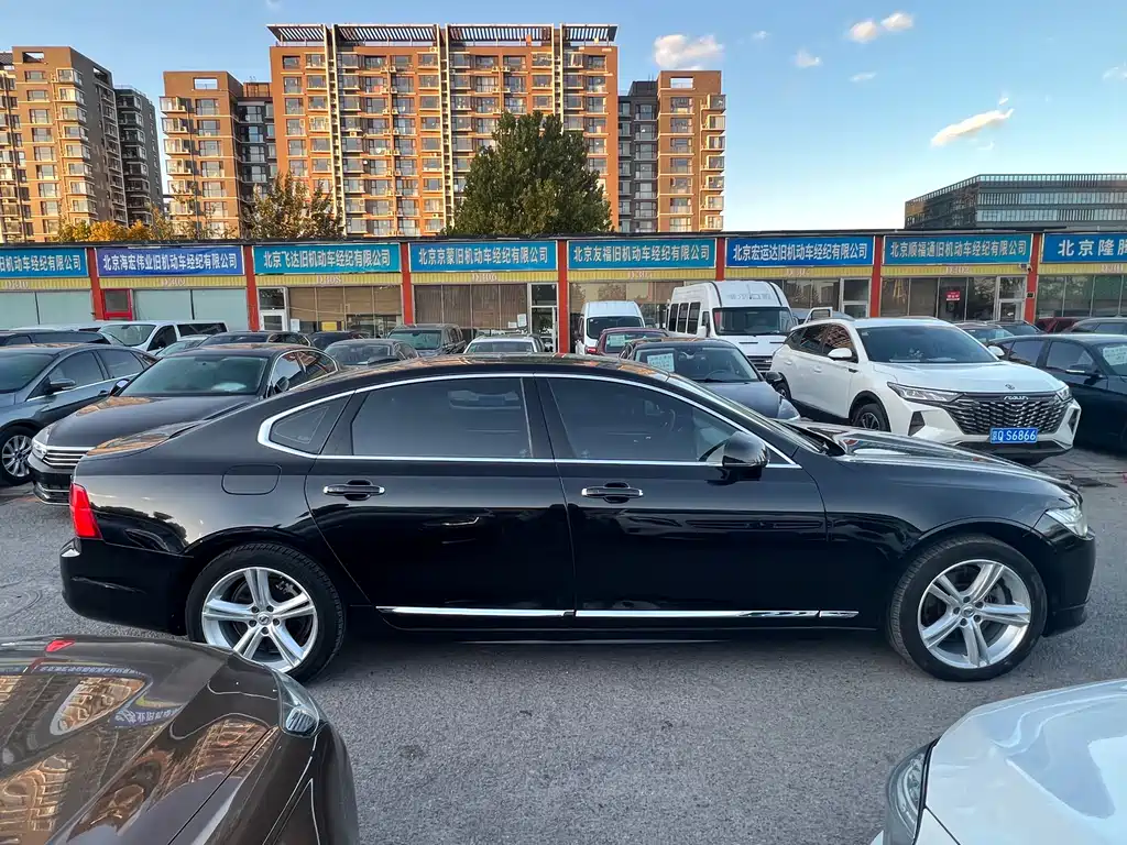 VOLVO S90