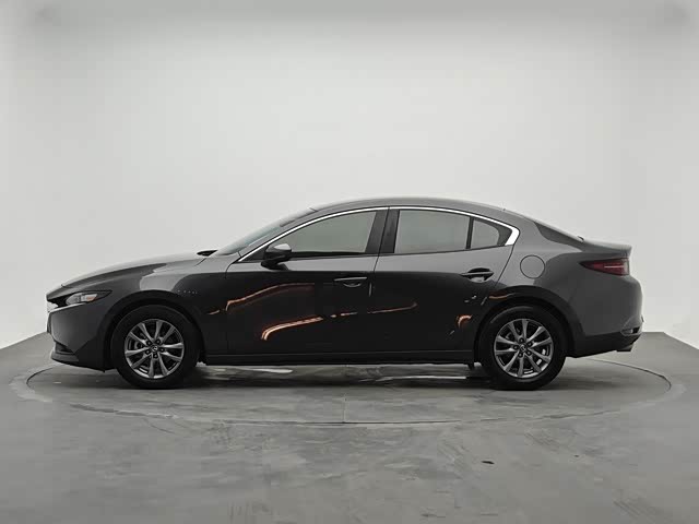 Mazda Mazda3 Axela 2.0 л 2023 г. Серебристо-серый, пробег 42699 км