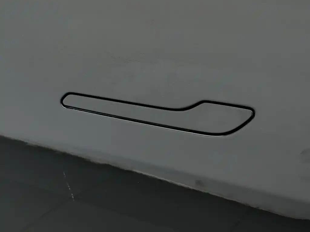 Tesla Model Y — миниатюра 18