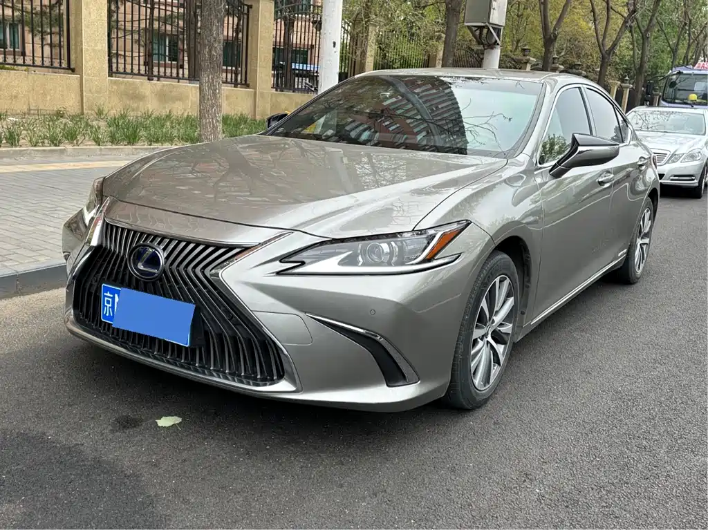 Lexus ES 2020