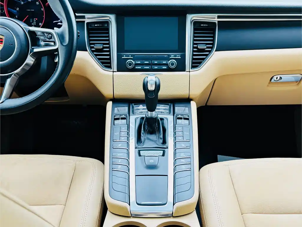PORSCHE MACAN