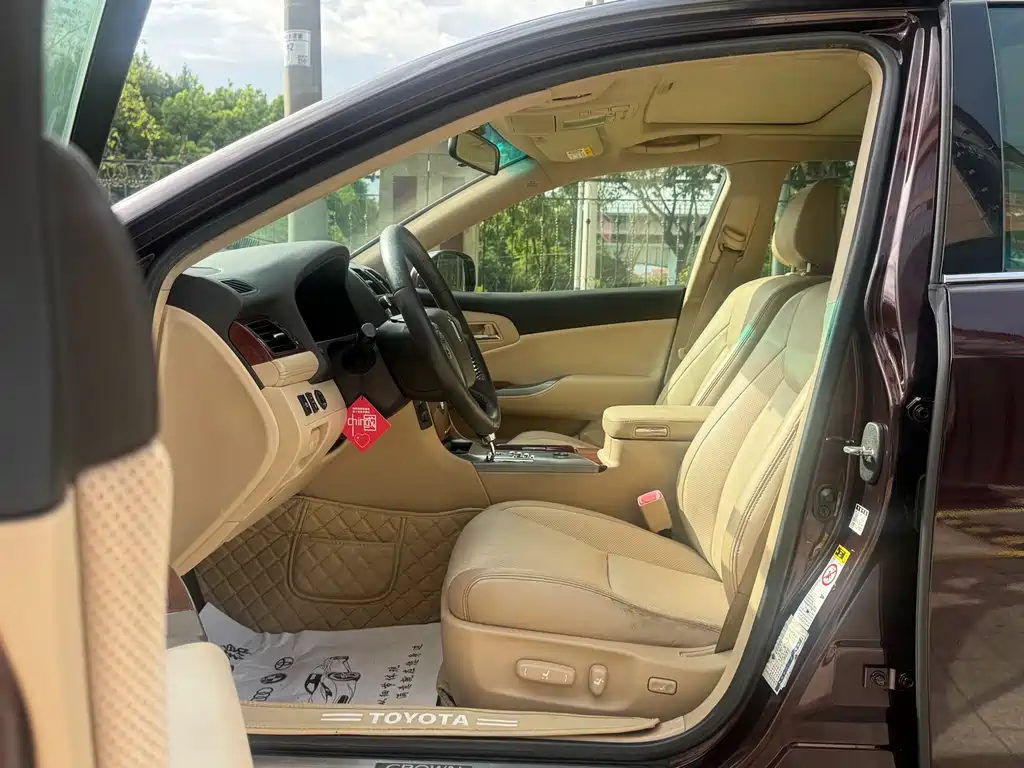 Toyota Crown — миниатюра 9