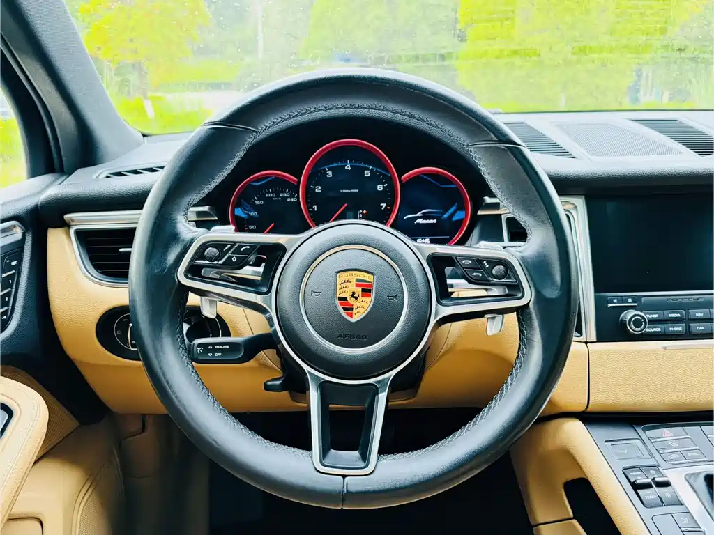 PORSCHE MACAN