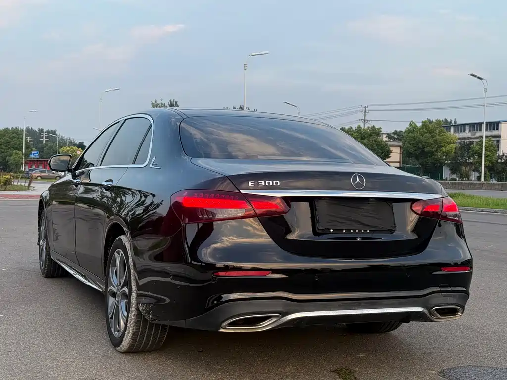 Mercedes-Benz E-Class — миниатюра 6