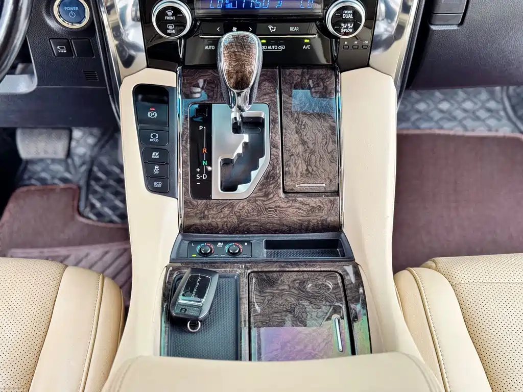 Toyota Alphard — миниатюра 15