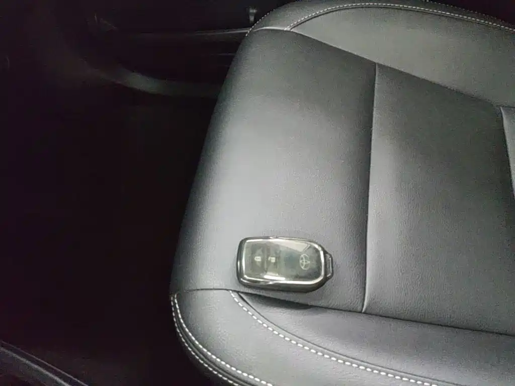 Toyota RAV4 — миниатюра 9