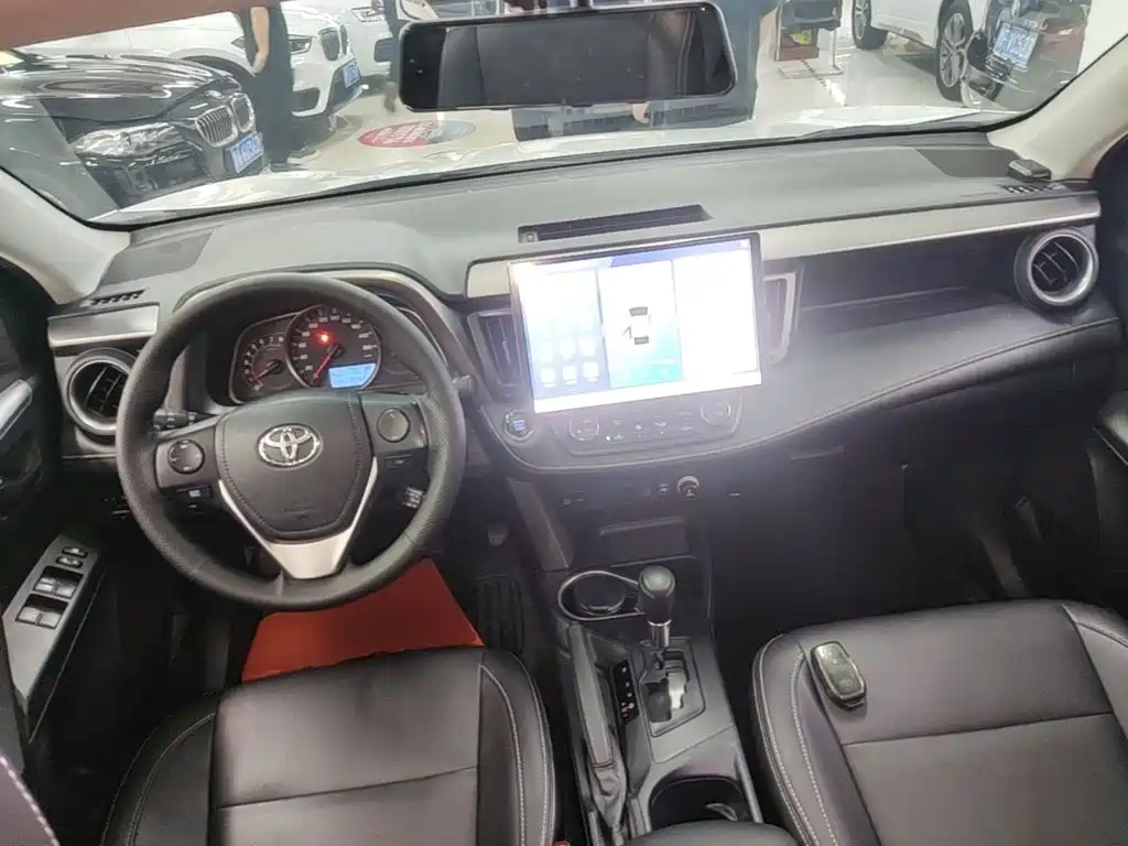 Toyota RAV4 — миниатюра 10