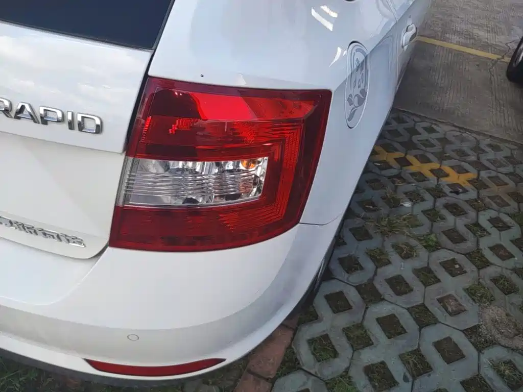 Skoda Rapid Spaceback — миниатюра 8