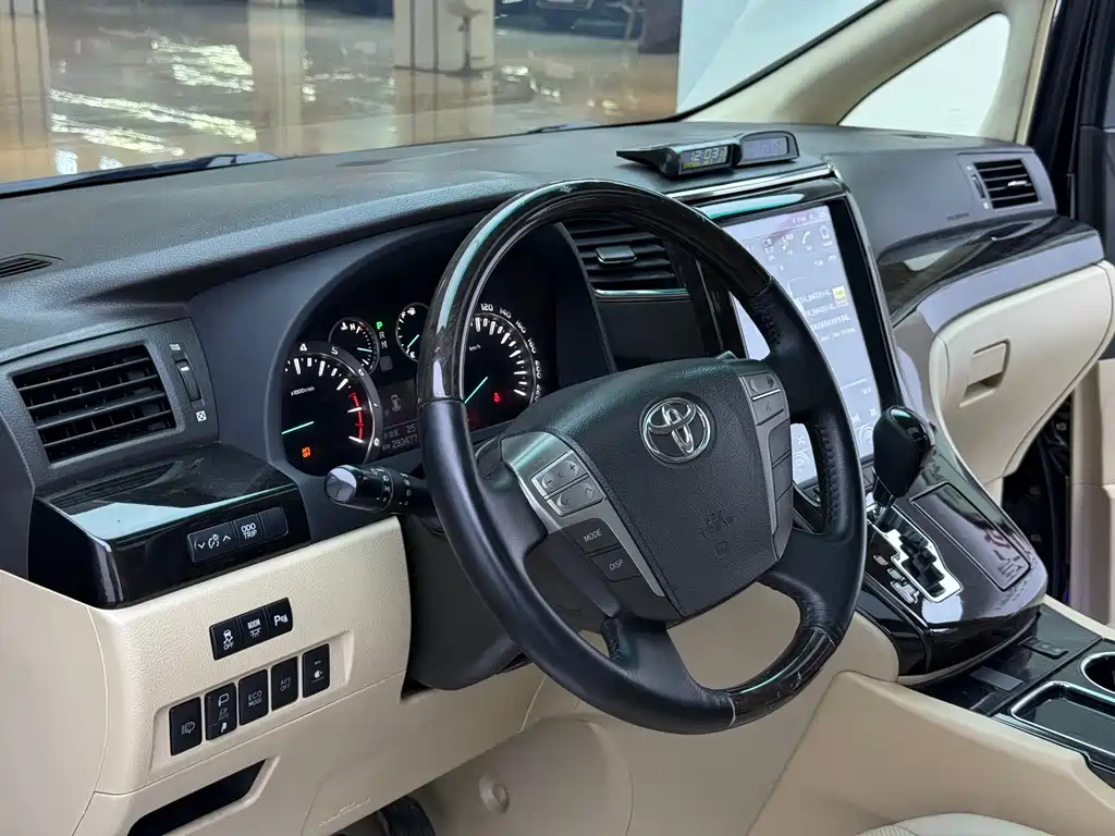 Toyota Alphard — миниатюра 6