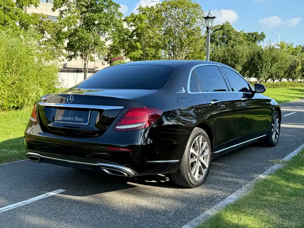Mercedes-Benz E-Class — миниатюра 7
