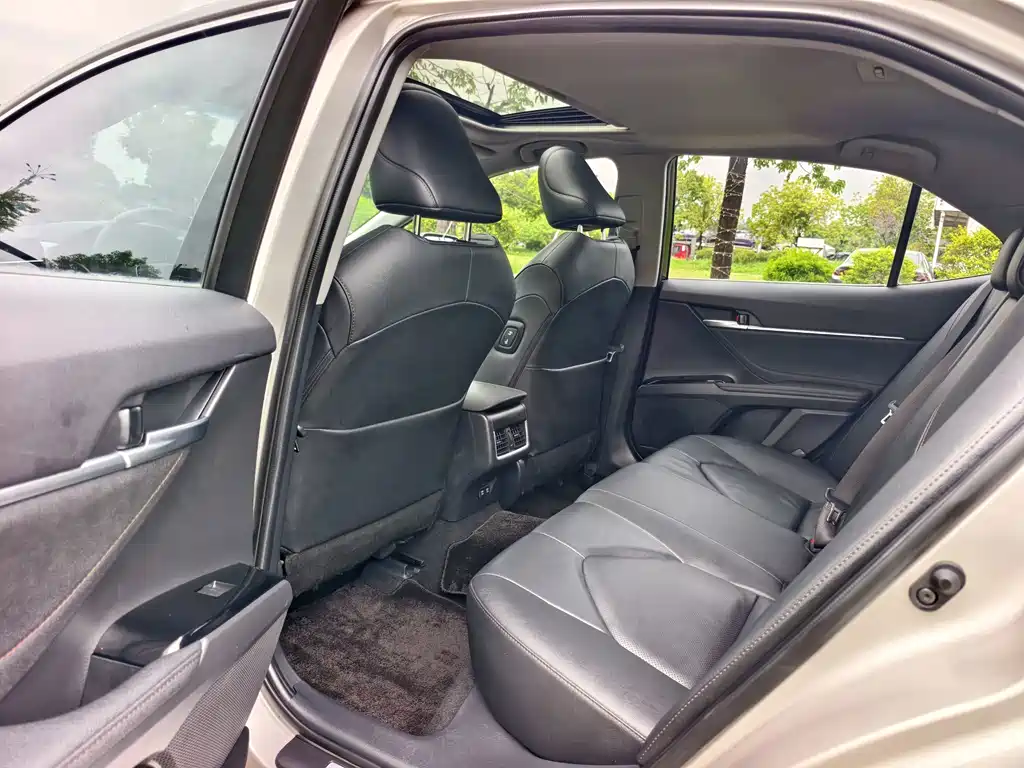 Toyota Camry — миниатюра 5
