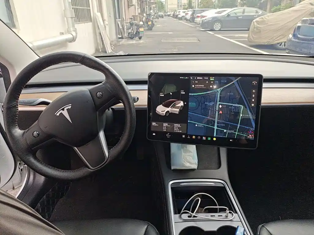 Tesla Model 3 — миниатюра 10
