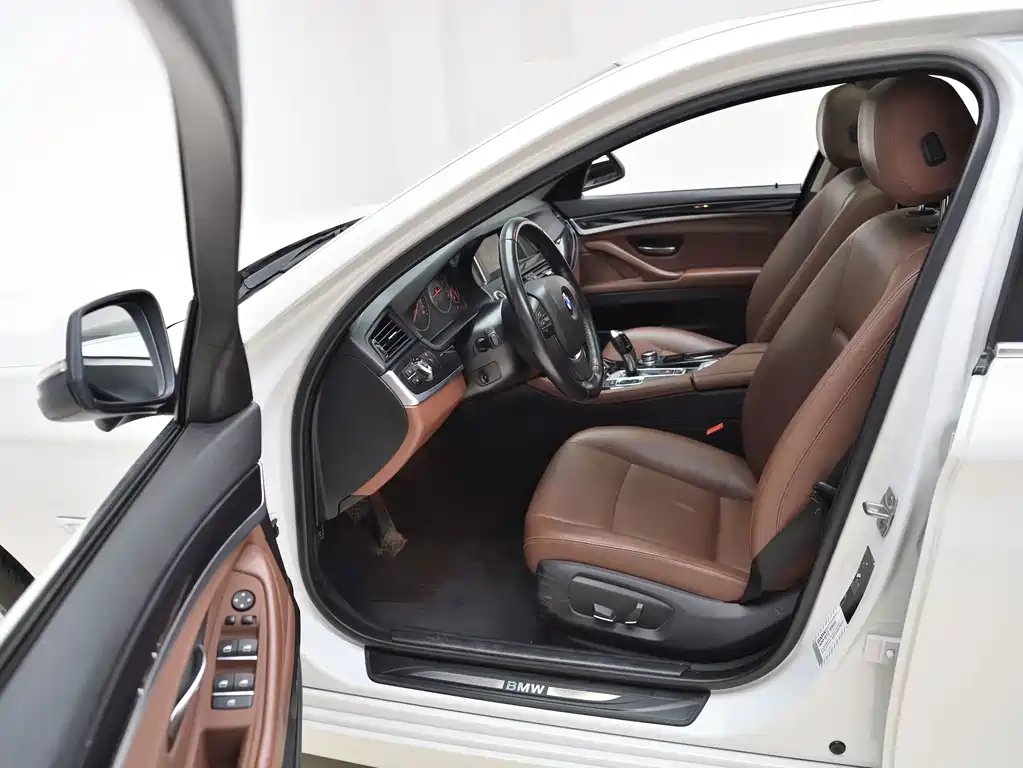 BMW 5 Series — миниатюра 11