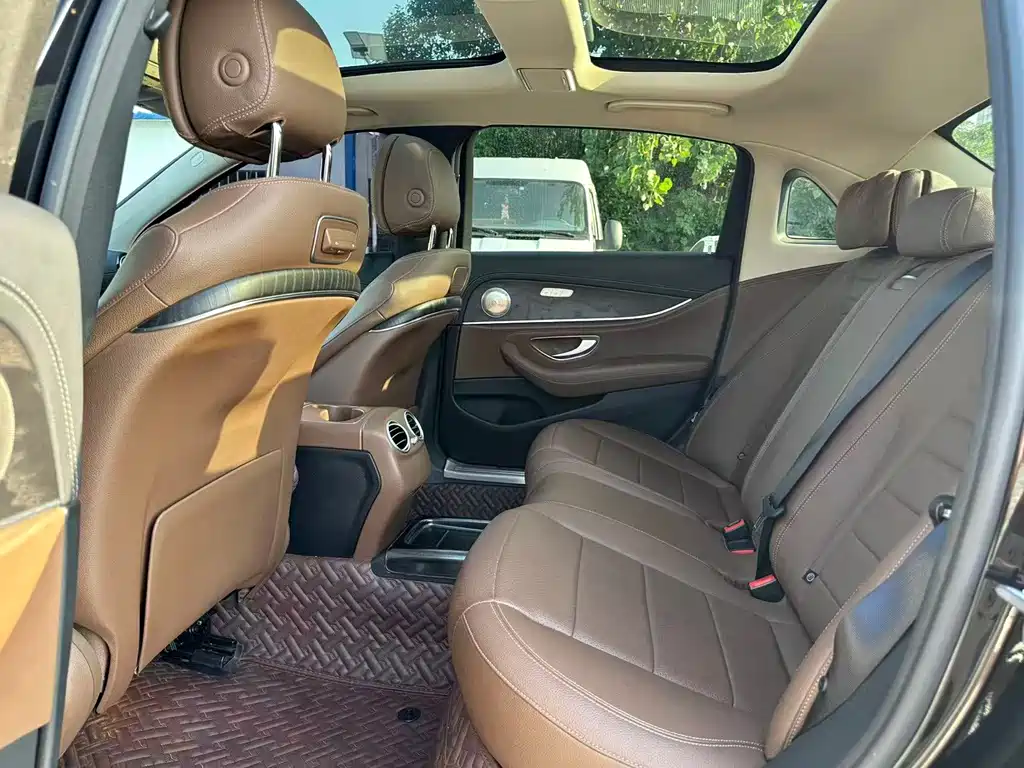 Mercedes-Benz E-Class — миниатюра 6