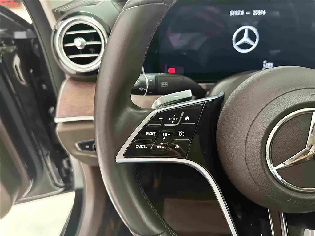 Mercedes-Benz E-Class — миниатюра 8