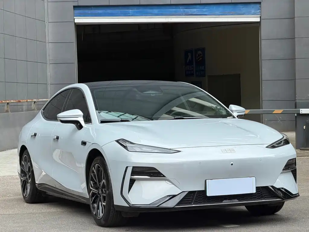 Geely Galaxy E8 2025 700km Voyage Smart Drive Edition