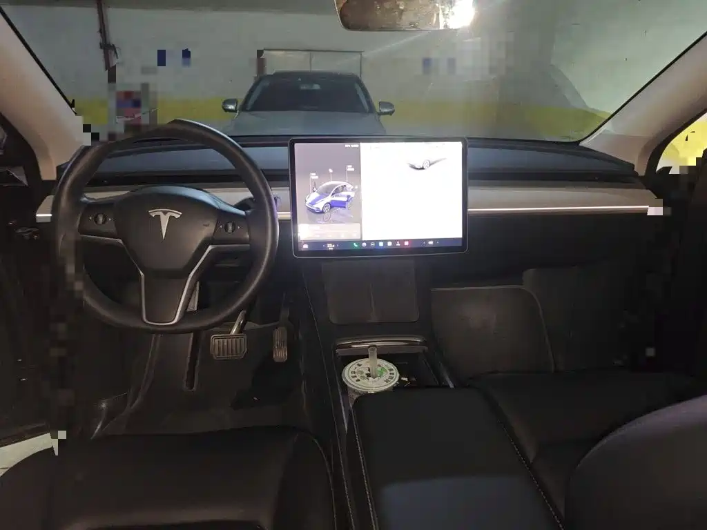 Tesla Model Y — миниатюра 5