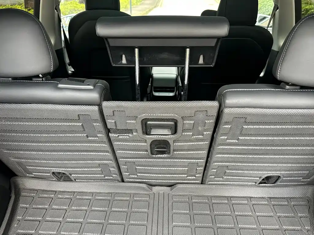 Tesla Model Y — миниатюра 18