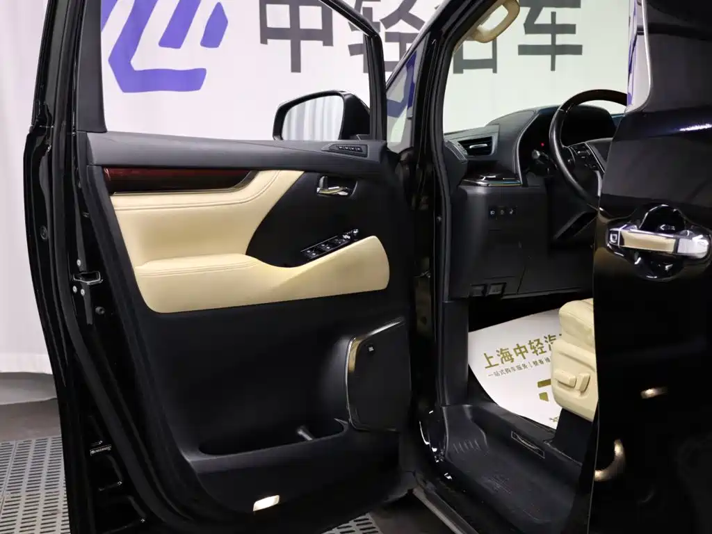 Toyota Alphard — миниатюра 5