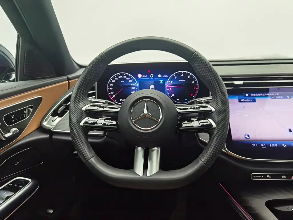 Mercedes-Benz E-Class — миниатюра 11