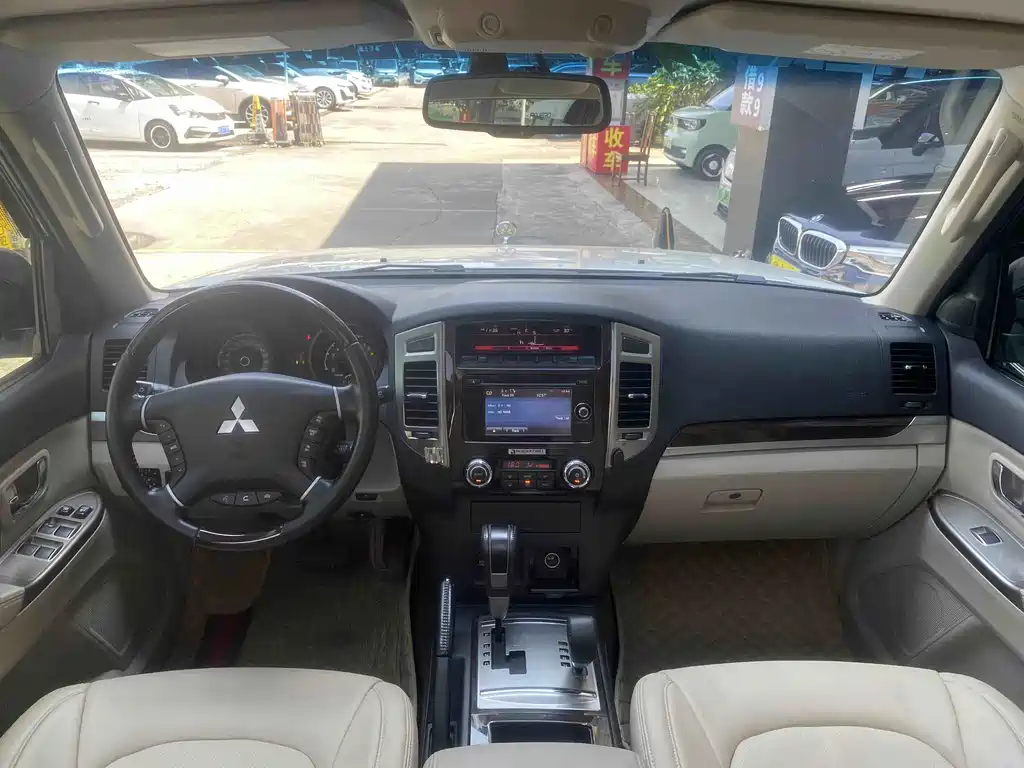 Mitsubishi Pajero (Import) — миниатюра 4