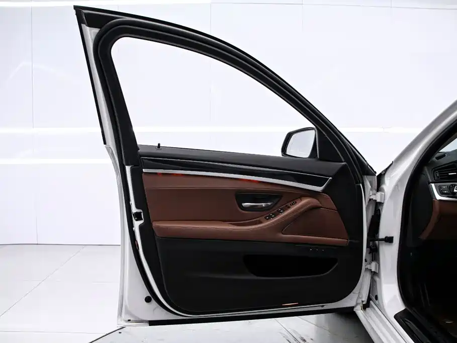 BMW 5 Series — миниатюра 13