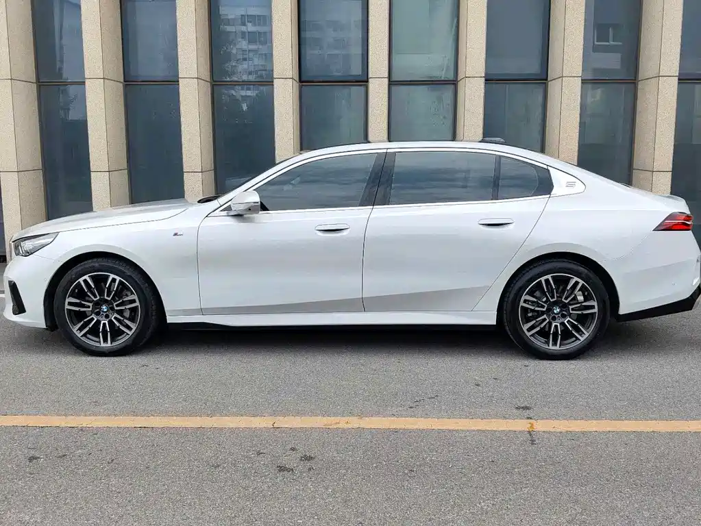 BMW 5 Series — миниатюра 5