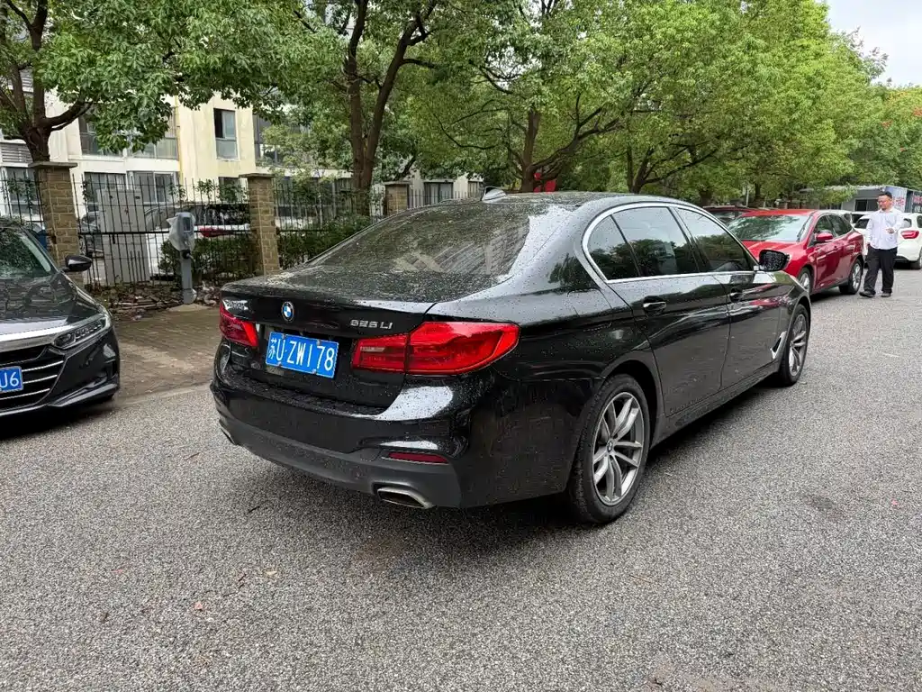 BMW 5 Series — миниатюра 8