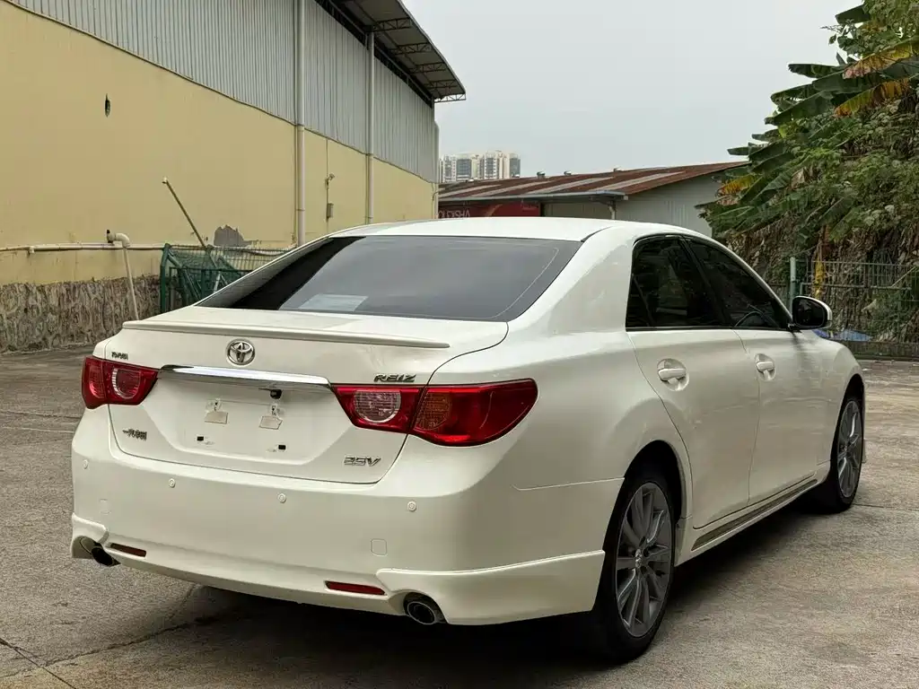 Toyota Reiz — миниатюра 7