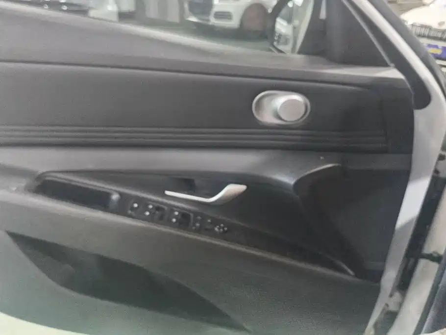 Hyundai Elantra — миниатюра 7