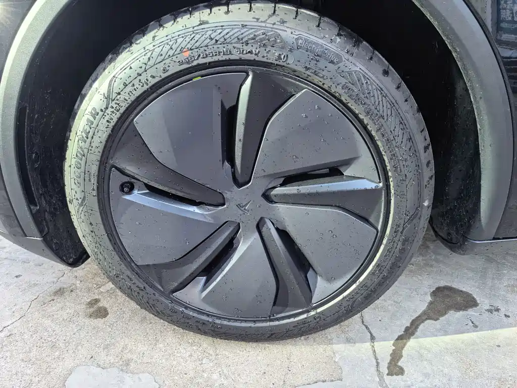 Tesla Model Y — миниатюра 14
