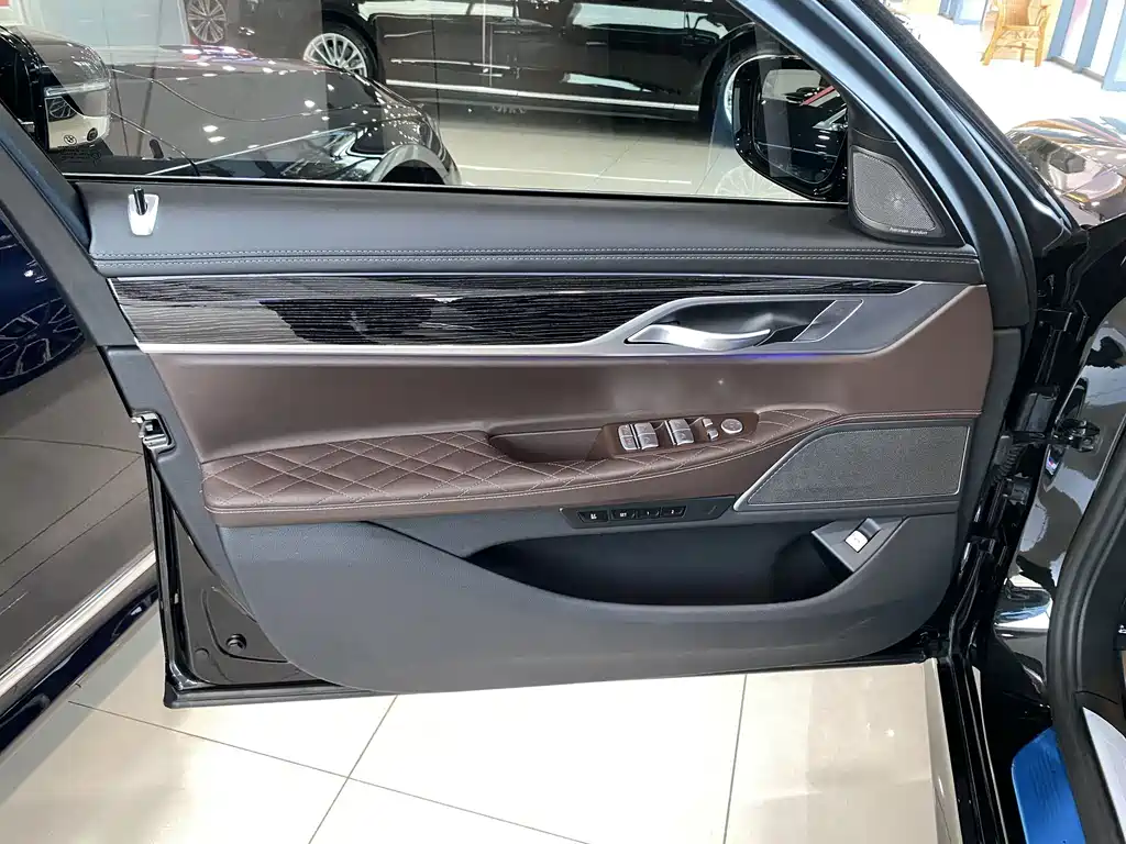 BMW 7 Series — миниатюра 17