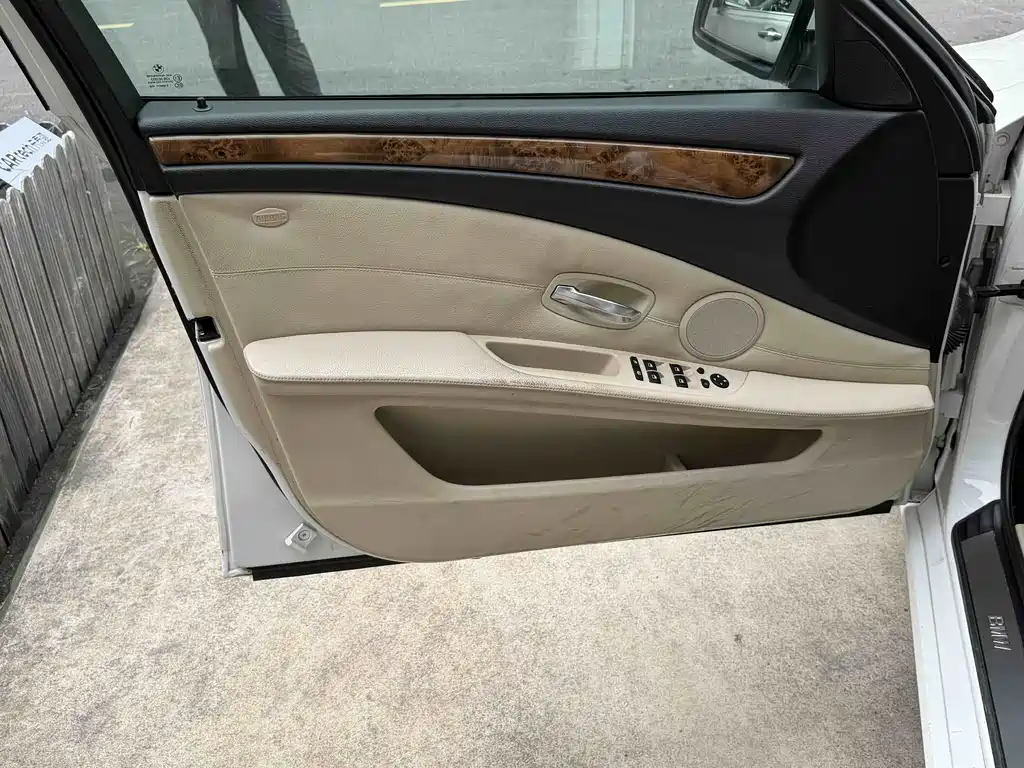 BMW 5 Series — миниатюра 11