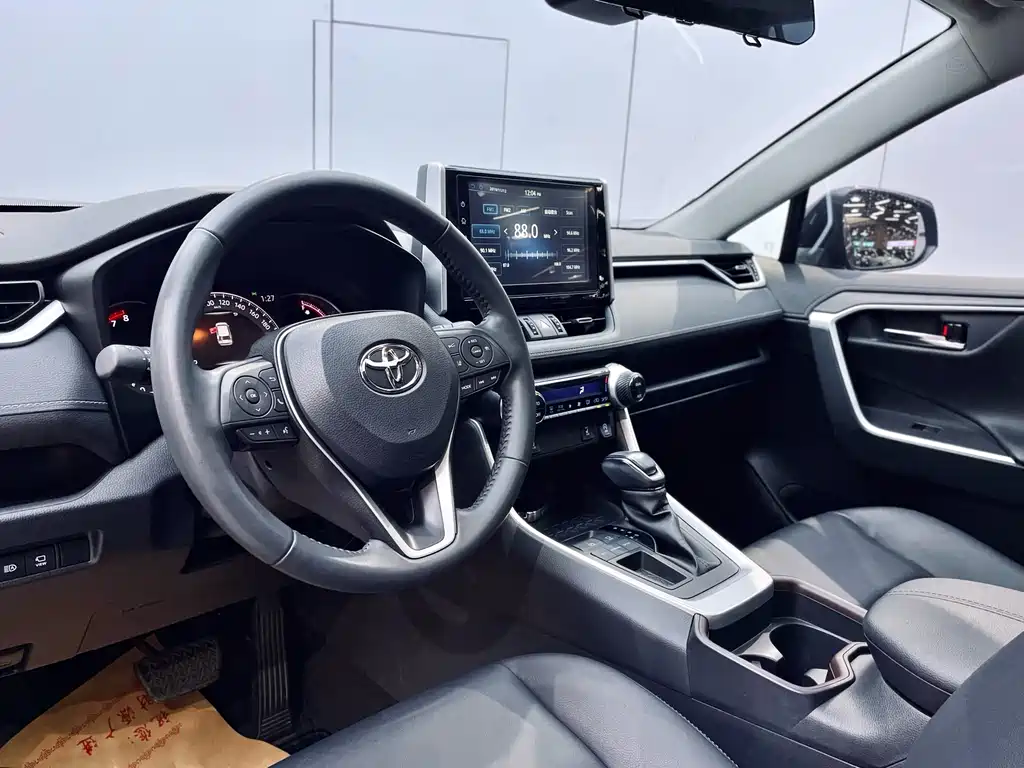 Toyota RAV4 — миниатюра 8
