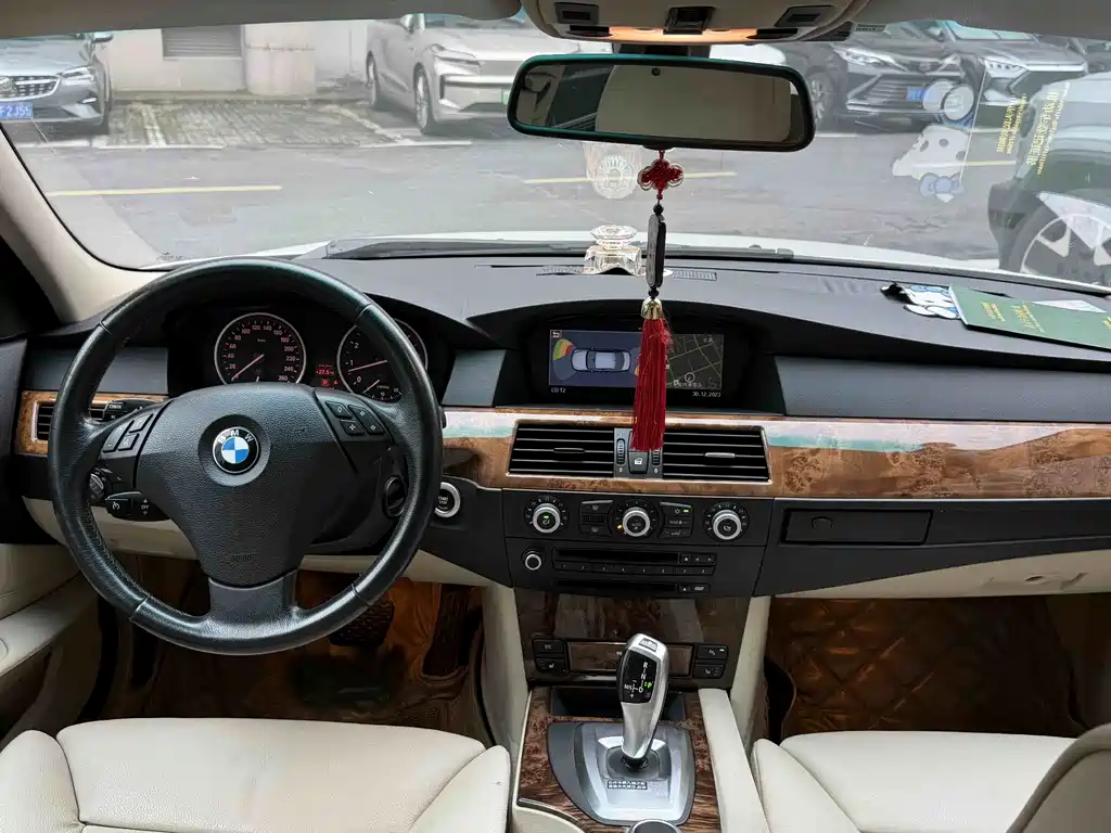 BMW 5 Series — миниатюра 12