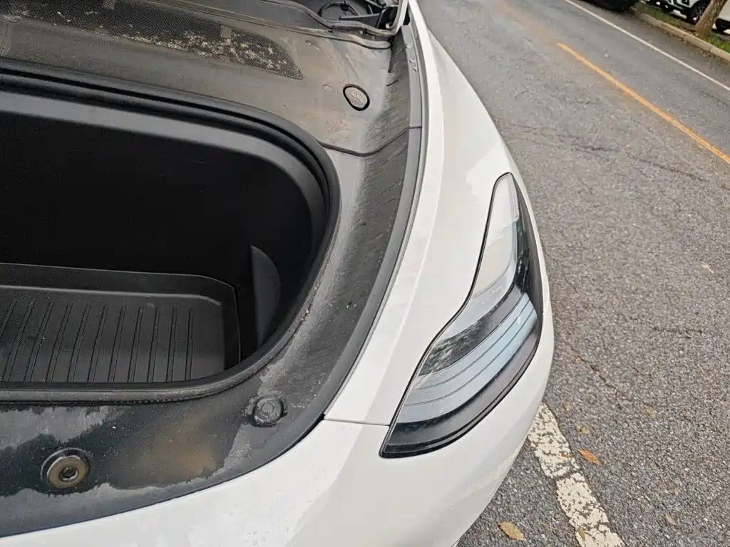 Tesla Model Y — миниатюра 21