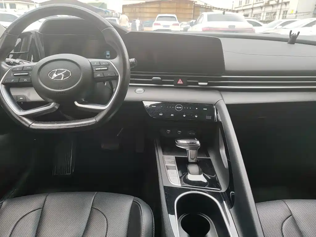 Hyundai Elantra — миниатюра 8