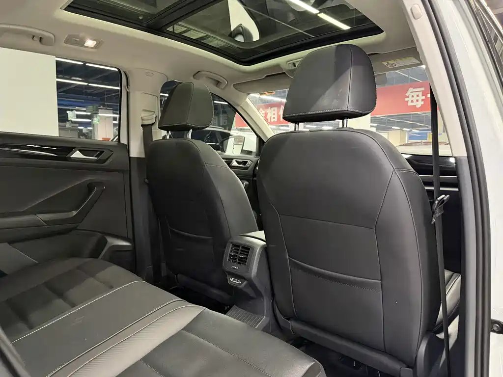 Volkswagen T-Roc — миниатюра 9
