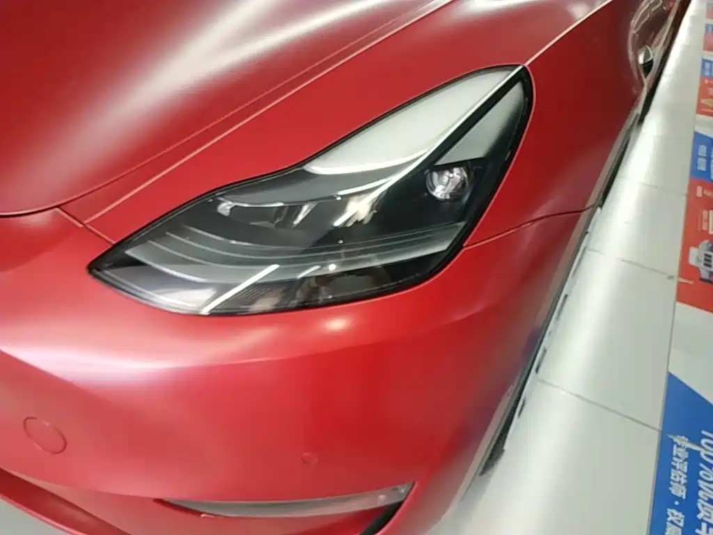 Tesla Model Y — миниатюра 24