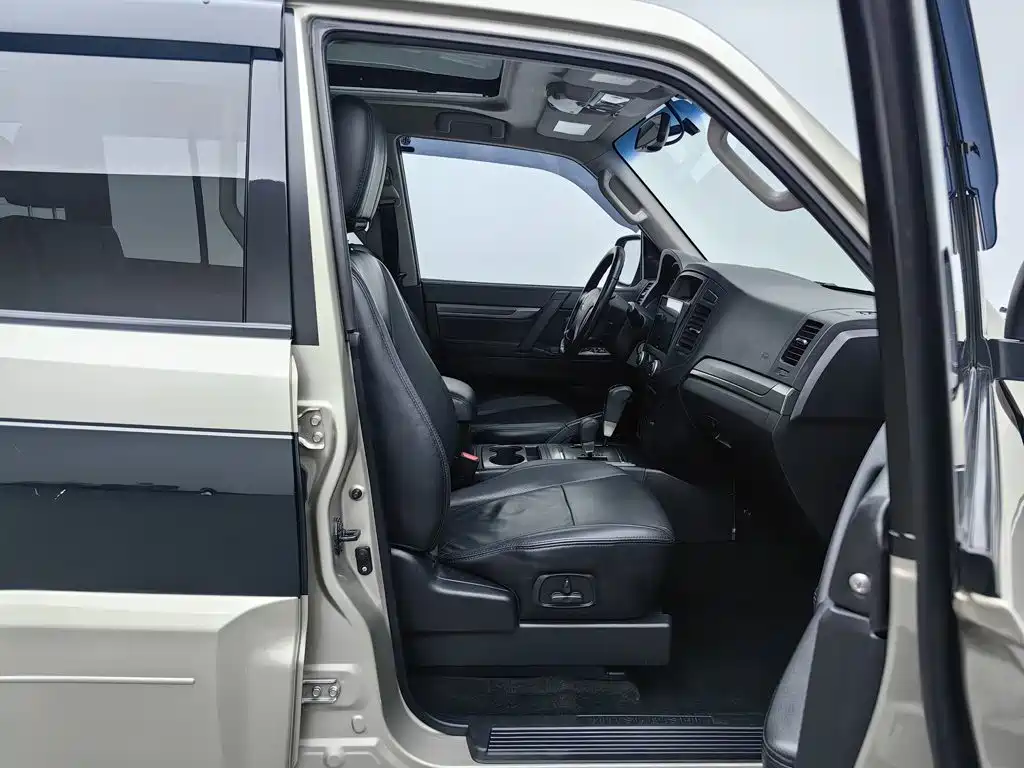 Mitsubishi Pajero (Import) — миниатюра 23