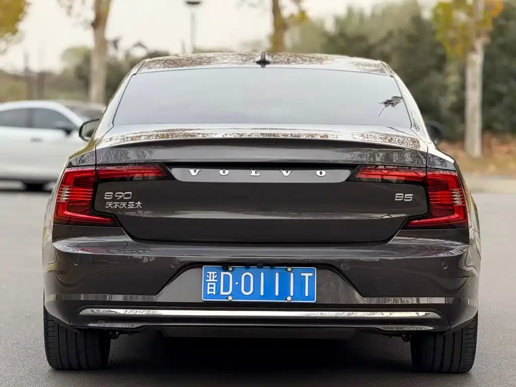 VOLVO S90