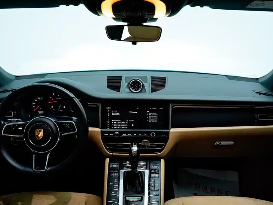 PORSCHE MACAN
