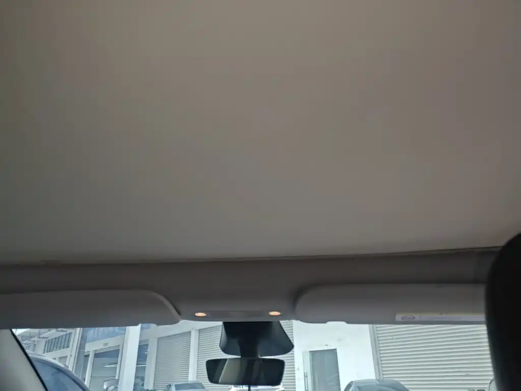 Tesla Model Y — миниатюра 18