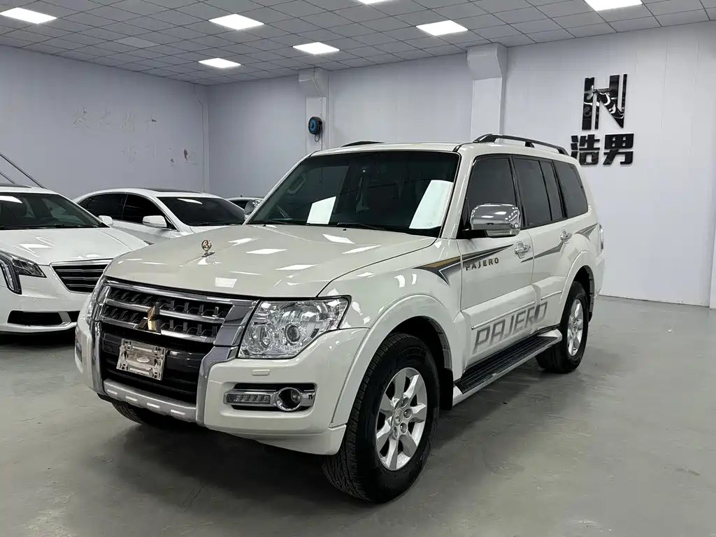 MITSUBISHI PAJERO