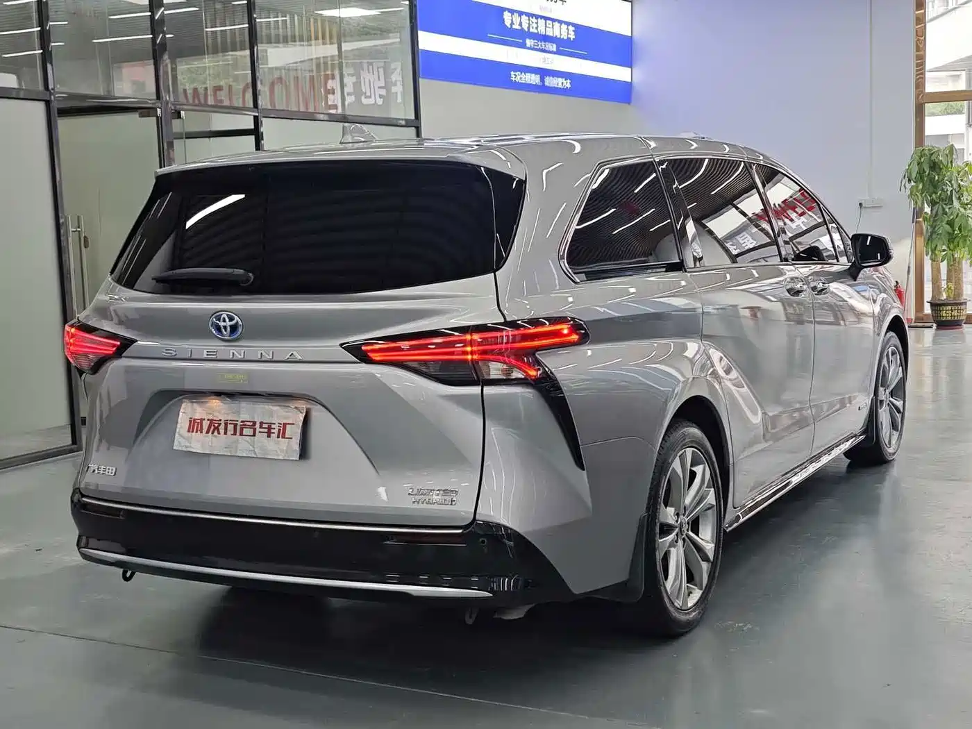 Toyota Sienna 2024 Silver/gray из Китая, фото 2