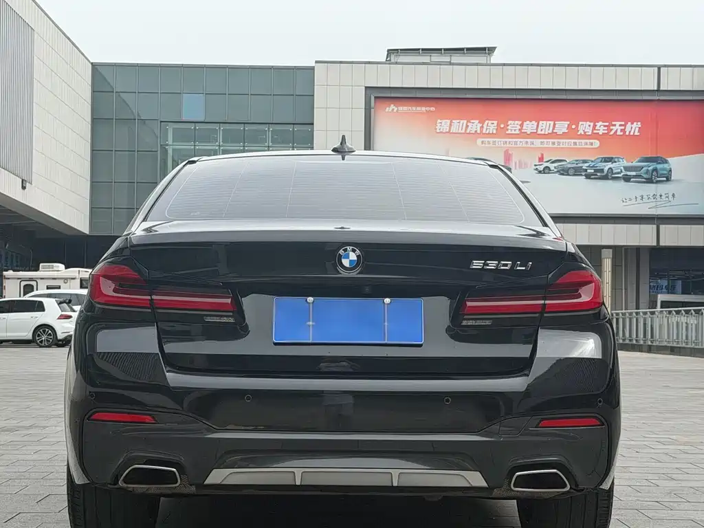 BMW 5 Series — миниатюра 11