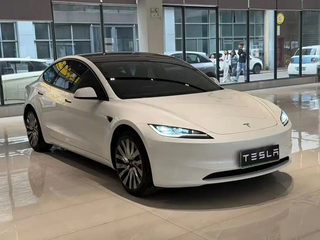 Tesla Model 3 — миниатюра 3
